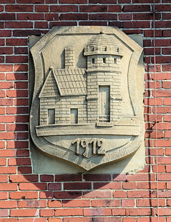 Bilder von der historischen Hansestadt Fürstenau im Landkreis Osnabrück - Bundesland Niedersachsen;  Steinrelief / Wappen mit Jahreszahl 1912 an der Fassade der alten Volksschule in der Bahnhofstraße.