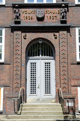 Architekturbilder aus dem Hamburger Stadtteil Eimsbüttel - Bezirk Eimsbüttel; Eingang der Schule Bundestraße - Reliefschrift mit Wappen und Kinderskupturen, Volksschule 1926 - 1927.