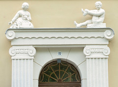 Fotos von der Stadt Löbau in der sächsischen Oberlausitz; Figurenschmuck über dem Eingang eines denkmalgeschützten Miethauses in der Äußeren Bautzener Straße, errichtet um 1912.