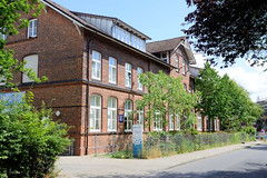 Fotos aus dem Hamburger Stadtteil Tonndorf - Bezirk Hamburg Wandsbek; historisches Schulgebäude in der Tonndorfer Schulstraße.