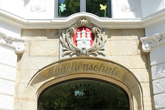 Architekturbilder aus dem Hamburger Stadtteil Eimsbüttel - Bezirk Eimsbüttel; Eingang Mädchenschule mit Hamburg Wappen - Grundschule Kielortallee.