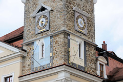 Fotos von der Stadt Löbau in der sächsischen Oberlausitz; Turmuhr am Löbauer Rathausturm - Sonnenuhr mit der Wahren Ortszeit.