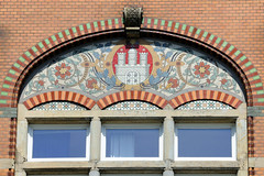 Architekturbilder aus dem Hamburger Stadtteil Eimsbüttel - Bezirk Eimsbüttel; Mosaik mit Hamburg Wappen und Blumenranken an der Fassade der Schule Weidenstieg - errichtet 1895.