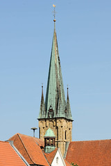 Bilder von der historischen Hansestadt Fürstenau im Landkreis Osnabrück - Bundesland Niedersachsen; Turmspitze mit Hahn als Wetterfahne. Das Kirchengebäude  der St. Georg Kirche stammt ursprünglich aus spätgotischer Zeit - 1899 wurde der neugotische