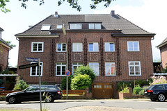 Fotos aus dem Hamburger Stadtteil Tonndorf - Bezirk Hamburg Wandsbek; Doppelhaus in der Westerlandstraße. Das Ziegelgebäude mit Dachausbau wurde um 1925 errichet und steht unter Denkmalschutz.