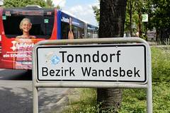 Fotos aus dem Hamburger Stadtteil Tonndorf - Bezirk Hamburg Wandsbek; Stadtteilschild - Stadteilgrenze an der Ahrensburger Straße.