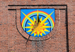 Bilder von der historischen Hansestadt Fürstenau im Landkreis Osnabrück - Bundesland Niedersachsen;  bunte, farbige Windrose als Sonnenuhr an der Fassade der alten Volksschule in der Bahnhofstraße.