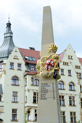Fotos von der Stadt Löbau in der sächsischen Oberlausitz;  historische Postmeilensäule / Postdistanzsäule am Neumarkt.