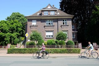 Bilder von der historischen Hansestadt Fürstenau im Landkreis Osnabrück - Bundesland Niedersachsen; expressionistische Backsteinvilla mit Dekor- Metallzaun an der Bahnhofstraße.