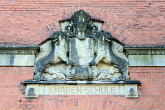 Architekturfotos aus dem Hamburger Stadtteil Eimsbüttel - Bezirk Eimsbüttel; Hamburg Wappen mit Löwen - Inschrift Knabenschule - Telemann Schule im Heussweg, 1911 errichtet - Architekt Albert Erbe.