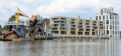 Fotos aus dem Harburger Hafen - Überwinterungshafen im Hamburger Stadtteil Harburg; moderne Wohngebäude und nachgebauter Hansenspeicher  als Wohnarchitektur - im Vordergrund der Kettenbagger Heimdall.