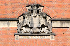 Architekturfotos aus dem Hamburger Stadtteil Eimsbüttel - Bezirk Eimsbüttel; Inschrift Mädchenschule - Hamburg Wappen mit Löwen - Telemann Schule im Heussweg, 1911 errichtet - Architekt Albert Erbe.