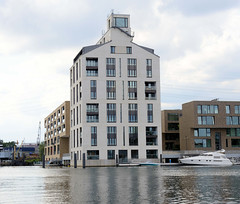 Fotos aus dem Harburger Hafen - Überwinterungshafen im Hamburger Stadtteil Harburg; moderne Wohngebäude und nachgebauter Hansenspeicher  als Wohnarchitektur.