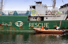 Das ehem. Rettungsschiff  Sea-Eye hat am Lotsenkanal im Hafen von Hamburg Harburg festgemacht; Beiboot und Schriftzug Rescue - auch auf arabisch - an der Bordwand.