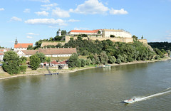 Novi Sad ist eine Stadt am Ufer der Donau im Norden Serbiens.