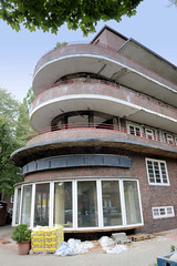 Fotos aus dem Hamburger Stadtteil Dulsberg - Bezirk Hamburg Nord. Runde Kopfbauten mit Laden der Frankschen Laubenganghäuser in der Oberschlesischen Straße; die Gebäude wurden 1931 errichtet und stehen unter Denkmalschutz