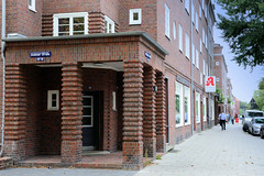 Fotos aus dem Hamburger Stadtteil Dulsberg - Bezirk Hamburg Nord. Siedlungsbau an der Straßburger Straße; das Gebäude wurde 1928 errichtet und steht unter Denkmalschutz - Architekten Klophaus & Schoch.