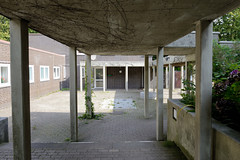 Bilder aus dem Hamburger Stadtteil Dulsberg - Bezirk Hamburg Nord.  Gang und Gemeindehaus der Dietrich Bonhoefer Kirche - das 1969 fertiggestellte Kirchengebäude steht unter Denkmalschutz, Architekt Gerhart Laage.