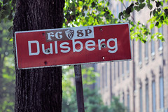 Bilder aus dem Hamburger Stadtteil Dulsberg - Bezirk Hamburg Nord. Rotes Stadtteilschild mit weisser Schrift, Stadtteilgrenze.