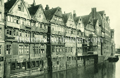 Historische Motive aus der Hansestadt Hamburg - Hamburgs alte Wasserwege, Fleete. Wohnhäuser und Speicher am Admiralitätsstraßenfleet - Werbeschild Motorenreparatur.