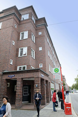 Fotos aus dem Hamburger Stadtteil Dulsberg - Bezirk Hamburg Nord. Fotos aus dem Hamburger Stadtteil Dulsberg - Bezirk Hamburg Nord. Siedlungsbau an der Straßburger Straße; das Gebäude wurde 1928 errichtet und steht unter Denkmalschutz - Architekten K