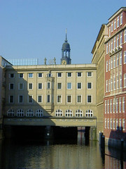 Fotos aus der Hamburger   Neustadt - Hamburgs Innenstadt.  Blick über das Bleichenfleet zum Stadthaus an der Stadthausbrücke, Kuppel von der St. Michaeliskirche (2005)