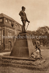 Historische Aufnahmen der Universität Hamburg im Stadtteil Rotherbaum. Wissmann Skulptur vor dem ehem. Kolonialinstitut und jetzigem Universitätsgebäude; Bildhauer Adolf Kürle.