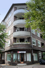 Fotos aus dem Hamburger Stadtteil Dulsberg - Bezirk Hamburg Nord. Eckgebäude mit runden BAlkons an der Angelnstraße / Probsteier Straße.