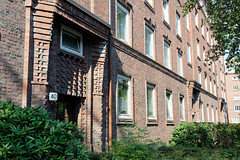 Bilder aus dem Hamburger Stadtteil Dulsberg - Bezirk Hamburg Nord. Wohnblock, Backsteinexpressionismus in der Krausestraße.