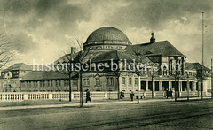 Historische Aufnahmen der Universität Hamburg im Stadtteil Rotherbaum. Blick über die Edmund Siemers Allee zum Vorlesungsgebäude.