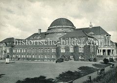 Historische Aufnahmen der Universität Hamburg im Stadtteil Rotherbaum. Seitenansicht des Vorlesungsgebäudes.