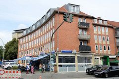 Fotos aus dem Hamburger Stadtteil Dulsberg - Bezirk Hamburg Nord. Wohnhaus mit Geschäften, leicht konkave Hausfront - Baustil der 1960er Jahre.