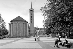 Fotos aus dem Hamburger Stadtteil Dulsberg - Bezirk Hamburg Nord. Frohbotschaftskirche am Straßburger Platz.