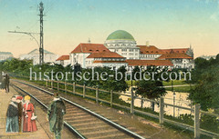 Historische Aufnahmen der Universität Hamburg im Stadtteil Rotherbaum. Blick vom Bahnsteig des Dammtorbahnhofs zum Vorlesungsgebäude - lks. im Hintergrund das Logenhaus an der Moorweidenstraße.