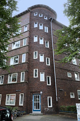 Fotos aus dem Hamburger Stadtteil Dulsberg - Bezirk Hamburg Nord. Eckgebäude mit rundem Treppenhaus an der Angelnstraße / Probsteier Straße.