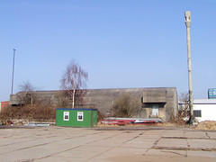 Bilder aus dem Hamburger Stadtteil Wilhelmsburg, beim Reiherstieg.  Alter Bunker und Betonsäule einer Hochleistungssirene - Relikt aus dem Kalten Krieg; die Sirenen wurden ab 1960 aufgestellt, um die Bevölkerung im Kriegsfall zu warnen.  (2002)
