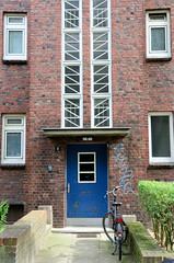 Fotos aus dem Hamburger Stadtteil Dulsberg - Bezirk Hamburg Nord. Eingangstür mit Treppenhausfenstern in der Schwansenstraße.