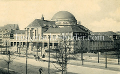 Historische Aufnahmen der Universität Hamburg im Stadtteil Rotherbaum. Blick über die Edmund Siemers Allee zum Vorlesungsgebäude - im Vordergrund ein Radfahrer, auf der Straße ein Pferdefuhrwerk.