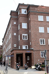 Fotos aus dem Hamburger Stadtteil Dulsberg - Bezirk Hamburg Nord. Siedlungsbau an der Straßburger Straße; das Gebäude wurde 1928 errichtet und steht unter Denkmalschutz - Architekten Klophaus & Schoch.