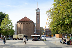 Bilder aus dem Hamburger Stadtteil Dulsberg - Bezirk Hamburg Nord. Wochenmarkt und Frohbotschaftskirche am Straßburger Platz.