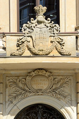 Fotos aus der Hamburger Einkaufsstraße Neuer Wall im Stadtteil Neustadt - Hamburgs Innenstadt. Hamburg Wappen und Latainische Inschrift Salus Populi Supremal Lex Esto über dem Eingang am Hamburger Stadthaus; das Gebäude entstand 1814 als Sitz der Sta