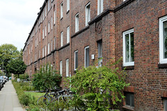 Fotos aus dem Hamburger Stadtteil Dulsberg - Bezirk Hamburg Nord. Häuserfront mit kleinem Vorgarten in der Metzer Straße.
