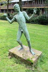 Fotos aus dem Hamburger Stadtteil Dulsberg - Bezirk Hamburg Nord. Bronzeskulptur Ballwerfer im Innenhof der Frankschen Laubenganghäuser, Bildhauer Ludolf Albrecht - Er unterstützte während des Nationalsozialismus die Nazis bei der Gleichschaltung deu