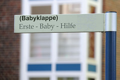 Marienthal ist ein Hamburger Stadtteil im Bezirk Hamburg Wandsbek. Hinweisschild zur Babyklappe / erste Babyhilfe der Wandsbeker Asklepios Klinik.