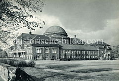 Historische Aufnahmen der Universität Hamburg im Stadtteil Rotherbaum. Seitenansicht vom Vorlesungsgebäude - re. das Wissmanndenkmal.