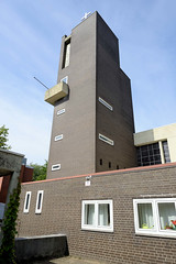 Bilder aus dem Hamburger Stadtteil Dulsberg - Bezirk Hamburg Nord. Kirchturm der Dietrich Bonhoefer Kirche - das 1969 fertiggestellte Kirchengebäude steht unter Denkmalschutz, Architekt Gerhart Laage. Die Kirche wurde von der Gemeinde 2005 zum letzte
