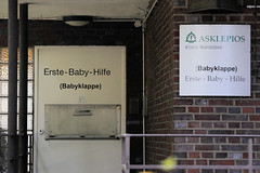 Marienthal ist ein Hamburger Stadtteil im Bezirk Hamburg Wandsbek. Babyklappe, erste Babyhilfe der Asklepios Klinik Wandsbek in der Rauchstraße.