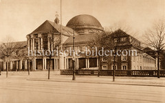 Historische Aufnahmen der Universität Hamburg im Stadtteil Rotherbaum. Blick über die Edmund Siemers Allee zum Vorlesungsgebäude.