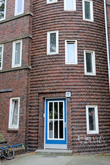 Fotos aus dem Hamburger Stadtteil Dulsberg - Bezirk Hamburg Nord. Eckgebäude mit rundem Treppenhaus an der Angelnstraße / Probsteier Straße.