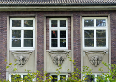 Marienthal ist ein Hamburger Stadtteil im Bezirk Hamburg Wandsbek. Wohnhaus in der Claudiusstraße mit Fassadenschmuck; das um 1930 errichtete Gebäude steht unter Denkmalschutz.